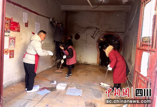 稻城縣煙草公司黨員志愿者幫助翻新舒洪軍的店鋪。甘孜州煙草專賣局供圖 稻城縣煙草公司黨員志愿者幫助翻新舒洪軍的店鋪。甘孜州煙草專賣局供圖