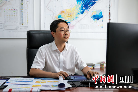 圖為劉勇在工作中。西南油氣田 供圖 圖為劉勇在工作中。西南油氣田 供圖