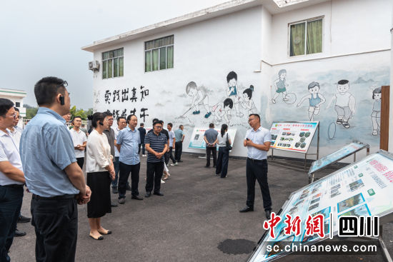 現場觀摩學習。長寧縣融媒體中心供圖 現場觀摩學習。長寧縣融媒體中心供圖