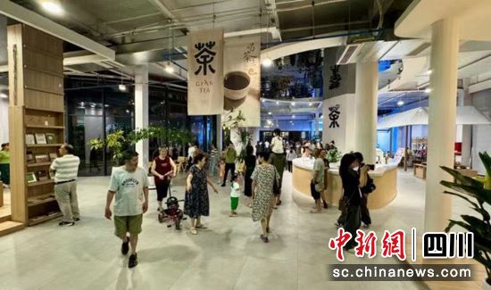 市民參觀游玩。名山區委宣傳部 供圖 市民參觀游玩。名山區委宣傳部 供圖
