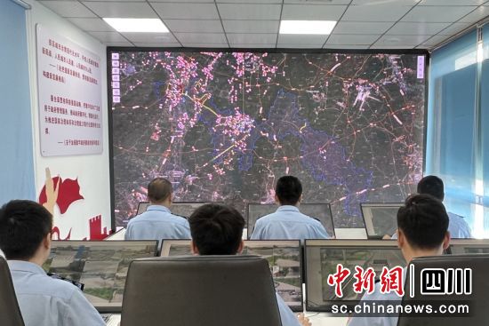 智慧城市服務平臺指揮中心可對城市環衛整體情況實時監測、調度。天府新區眉山融媒供圖 智慧城市服務平臺指揮中心可對城市環衛整體情況實時監測、調度。天府新區眉山融媒供圖