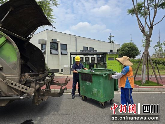 “智能派單”讓環衛人員車輛不再“跑空趟”。天府新區眉山融媒供圖 “智能派單”讓環衛人員車輛不再“跑空趟”。天府新區眉山融媒供圖