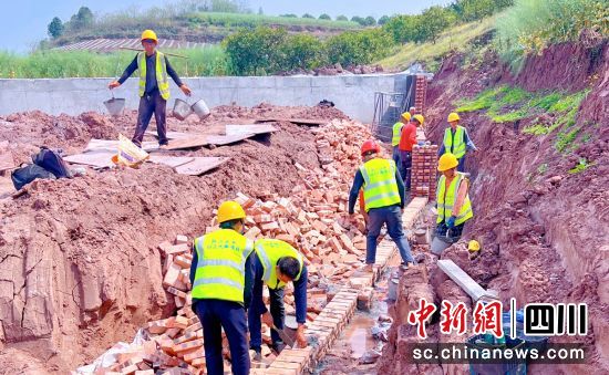 “以工代賑”項目施工現場。貢井融媒 供圖 “以工代賑”項目施工現場。貢井融媒 供圖