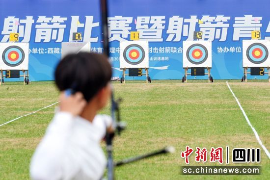 訓(xùn)練基地內(nèi)運(yùn)動(dòng)員正在進(jìn)行對抗賽。翁光建 攝 訓(xùn)練基地內(nèi)運(yùn)動(dòng)員正在進(jìn)行對抗賽。翁光建 攝