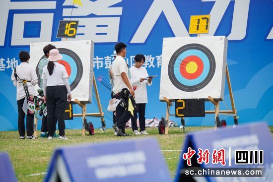 對抗賽賽場上工作人員統(tǒng)計(jì)選手分?jǐn)?shù)。翁光建 攝 對抗賽賽場上工作人員統(tǒng)計(jì)選手分?jǐn)?shù)。翁光建 攝