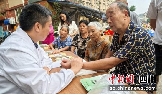 義診現場。沿灘融媒 供圖 義診現場。沿灘融媒 供圖