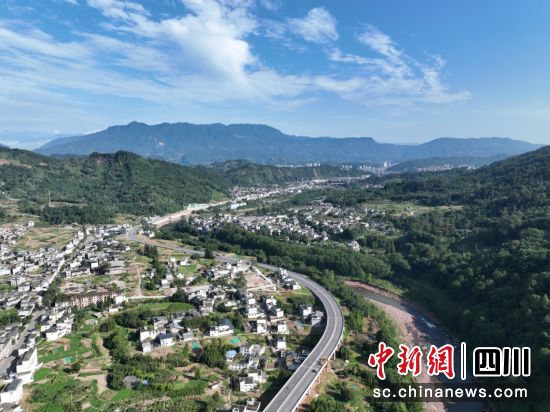遠眺省道104坪石至回龍段改建工程。中鐵八局 供圖 遠眺省道104坪石至回龍段改建工程。中鐵八局 供圖