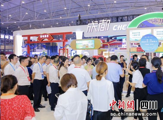 成都展區(qū)美食品類琳瑯滿目,觀眾如織。杜成 攝 成都展區(qū)美食品類琳瑯滿目,觀眾如織。杜成 攝