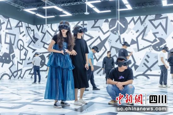 游客正在沉浸式探索體驗(yàn)。吳平華 攝 游客正在沉浸式探索體驗(yàn)。吳平華 攝