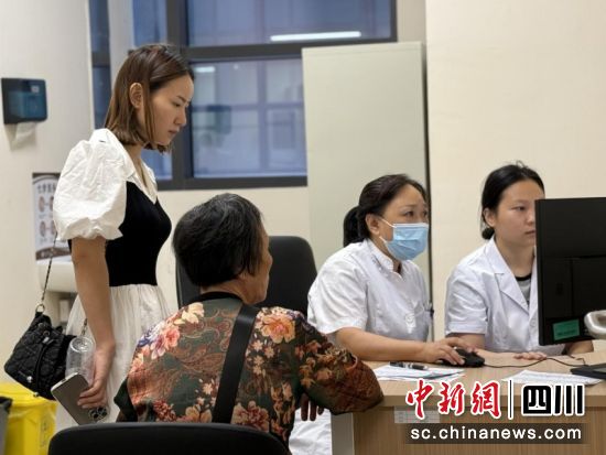 醫生正在服務。劉倩 攝 醫生正在服務。劉倩 攝