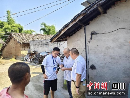 工作人員正在開展住房安全情況鑒定工作。 羅江區住房和城鄉建設局供圖 工作人員正在開展住房安全情況鑒定工作。 羅江區住房和城鄉建設局供圖