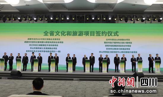 簽約現場。王磊 攝 簽約現場。王磊 攝