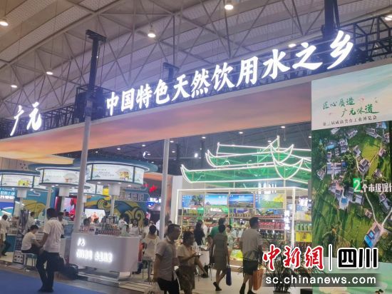 現場參觀廣元展位的觀眾絡繹不絕。王哲 攝 現場參觀廣元展位的觀眾絡繹不絕。王哲 攝