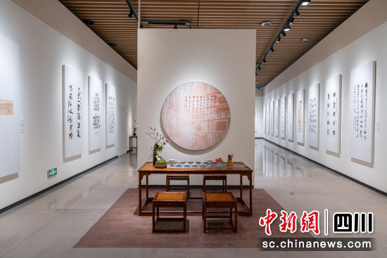 圖為“書懷無量——全國著名書家書謝無量詩書法展”展廳。 成都博物館 供圖 圖為“書懷無量——全國著名書家書謝無量詩書法展”展廳。 成都博物館 供圖