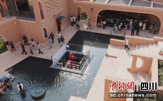 開門迎客。雨城融媒 供圖 開門迎客。雨城融媒 供圖