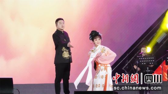 選手現場演出。威遠縣委宣傳部供圖 選手現場演出。威遠縣委宣傳部供圖