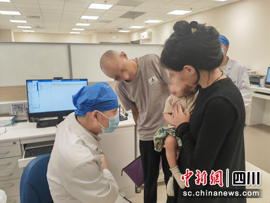成都京東方醫院醫生為唇腭裂患者義診。成都京東方醫院供圖 成都京東方醫院醫生為唇腭裂患者義診。成都京東方醫院供圖