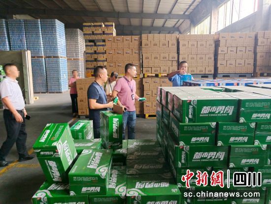 執法人員現場查獲“都市勇闖”成品啤酒上千件。成都市市場監管局供圖 執法人員現場查獲“都市勇闖”成品啤酒上千件。成都市市場監管局供圖