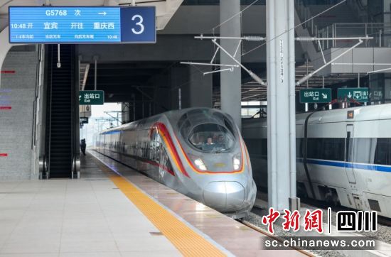 9月29日, G5768復興號駛出渝昆高鐵四川省宜賓站開往重慶西站。 莊歌爾 攝 9月29日, G5768復興號駛出渝昆高鐵四川省宜賓站開往重慶西站。 莊歌爾 攝