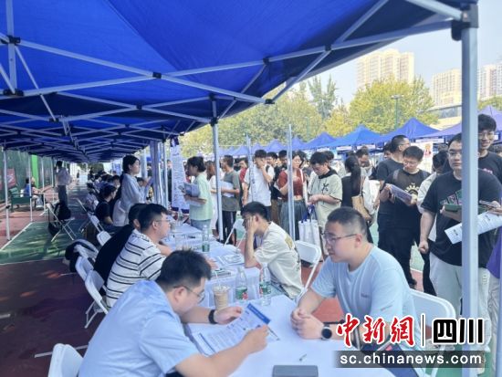 同學們爭相投簡歷。張靜 攝 同學們爭相投簡歷。張靜 攝