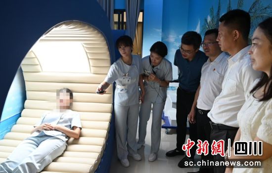 光照艙設備使用展示。榮縣衛健 供圖 光照艙設備使用展示。榮縣衛健 供圖