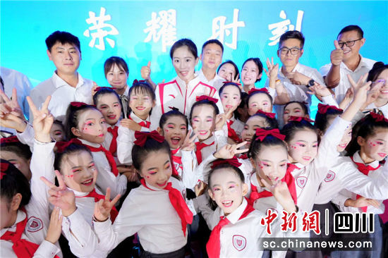 29日下午,2024巴黎奧運(yùn)會花樣游泳項(xiàng)目冠軍向玢璇來到成都市龍泉驛區(qū)西川匯錦都學(xué)校。 成都市龍泉驛區(qū)西川匯錦都學(xué)校供圖 29日下午,2024巴黎奧運(yùn)會花樣游泳項(xiàng)目冠軍向玢璇來到成都市龍泉驛區(qū)西川匯錦都學(xué)校。 成都市龍泉驛區(qū)西川匯錦都學(xué)校供圖