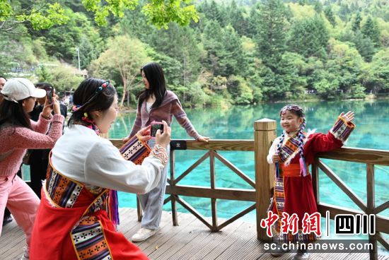 九寨溝景區(qū)美景。九寨溝縣委宣傳部供圖 九寨溝景區(qū)美景。九寨溝縣委宣傳部供圖