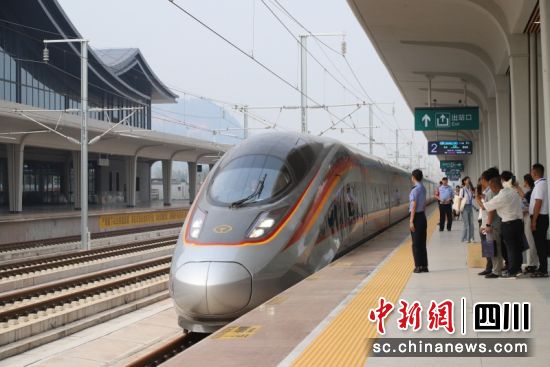 正在等待上車。南溪區委宣傳部 供圖 正在等待上車。南溪區委宣傳部 供圖