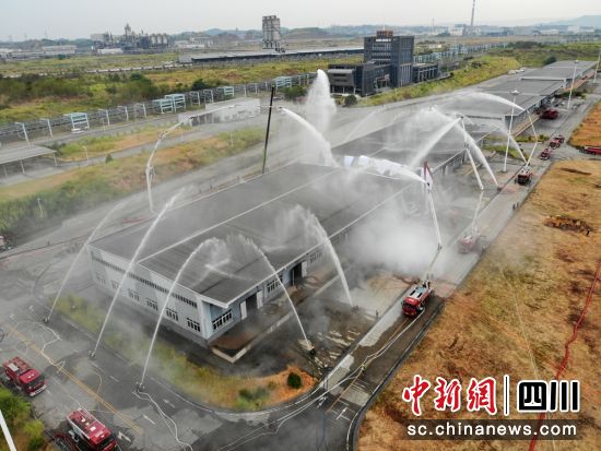 川東片區開展大跨度大空間廠房滅火救援實戰演練現場。四川消防供圖 川東片區開展大跨度大空間廠房滅火救援實戰演練現場。四川消防供圖