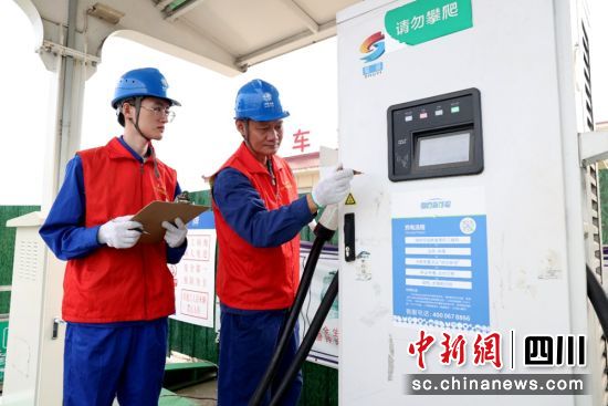 工作人員正在對充電樁等電力設施進行安全檢查。李謙慧 攝 工作人員正在對充電樁等電力設施進行安全檢查。李謙慧 攝