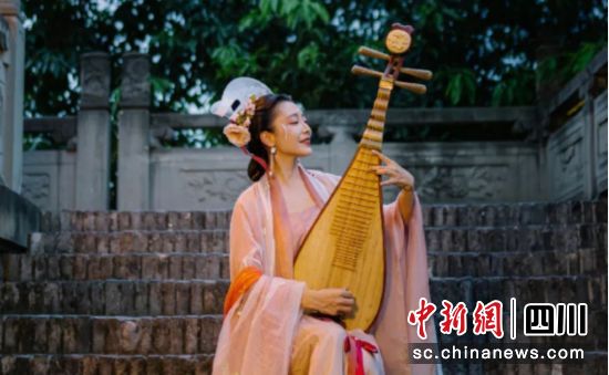 樹下音樂會(huì)開始啦。錦官驛街辦 供圖 樹下音樂會(huì)開始啦。錦官驛街辦 供圖