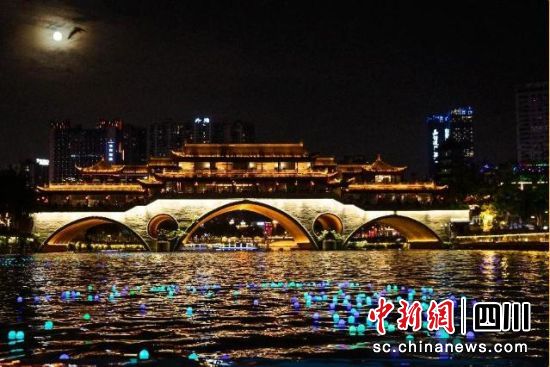 流光溢彩的安順廊橋 錦官驛街辦 供圖 流光溢彩的安順廊橋 錦官驛街辦 供圖