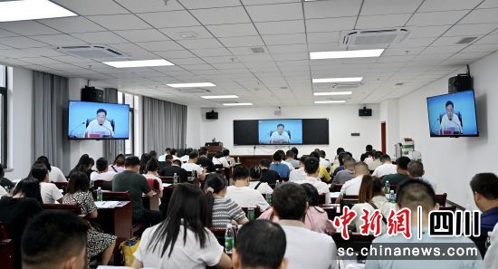 直播授課。鄒剛 攝 直播授課。鄒剛 攝