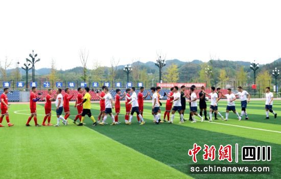 雙方球員致意。羅景萍 攝 雙方球員致意。羅景萍 攝