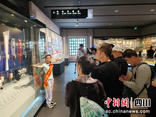 孩子體驗大運會解說員。成都經(jīng)開文旅發(fā)展有限公司 供圖 孩子體驗大運會解說員。成都經(jīng)開文旅發(fā)展有限公司 供圖