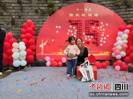 參與活動的獲獎者在“祝福墻”留影。青川融媒 供稿 參與活動的獲獎者在“祝福墻”留影。青川融媒 供稿