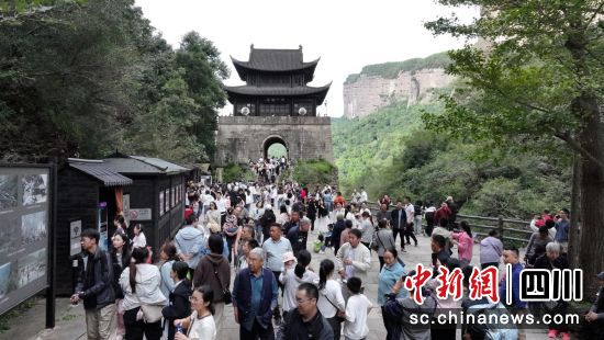 10月2日,劍門關景區游人如織。中共劍閣縣委宣傳部 供圖 10月2日,劍門關景區游人如織。中共劍閣縣委宣傳部 供圖