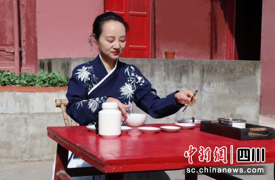 選取香粉制作香珠。 潼川合香第四代傳人陳利容供圖 選取香粉制作香珠。 潼川合香第四代傳人陳利容供圖