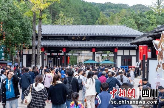 10月3日上午,劍門關景區南門游人如織。中共劍閣縣委宣傳部 供圖 10月3日上午,劍門關景區南門游人如織。中共劍閣縣委宣傳部 供圖