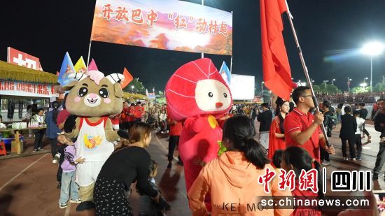 巴中“光霧山紅葉隊”亮相貴州榕江“村超”。中共巴中市委宣傳部 供圖 巴中“光霧山紅葉隊”亮相貴州榕江“村超”。中共巴中市委宣傳部 供圖