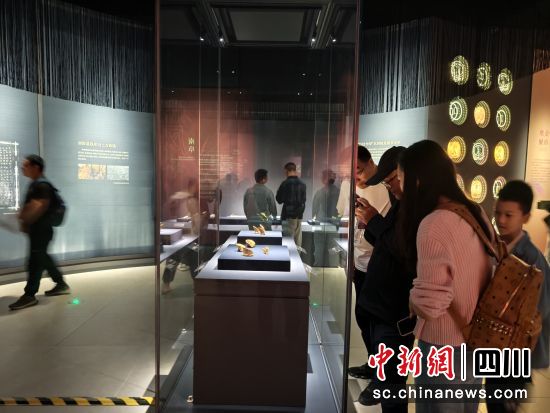 游客參觀海昏侯──西漢劉賀墓出土的文物。 德陽日報社供圖 游客參觀海昏侯──西漢劉賀墓出土的文物。 德陽日報社供圖