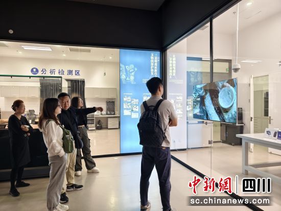 游客駐足觀看文物修復過程,了解文物保護背后的故事。 德陽日報社供圖 游客駐足觀看文物修復過程,了解文物保護背后的故事。 德陽日報社供圖