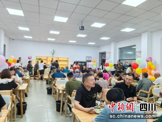 居民在社區(qū)食堂用餐。雁江區(qū)委宣傳部 供圖 居民在社區(qū)食堂用餐。雁江區(qū)委宣傳部 供圖