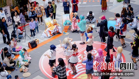 年輕游客在天府國際動漫城妙街內聚集。四川省文化和旅游廳 供圖 年輕游客在天府國際動漫城妙街內聚集。四川省文化和旅游廳 供圖