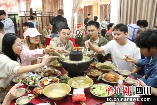 慶嶺春酒宴席人氣旺。陽(yáng)凈 攝 慶嶺春酒宴席人氣旺。陽(yáng)凈 攝