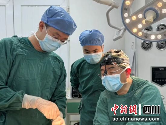 醫生正在手術。王品 攝 醫生正在手術。王品 攝