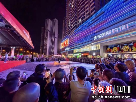 圣名國際購物節(jié)。 江油市委宣傳部供圖 圣名國際購物節(jié)。 江油市委宣傳部供圖