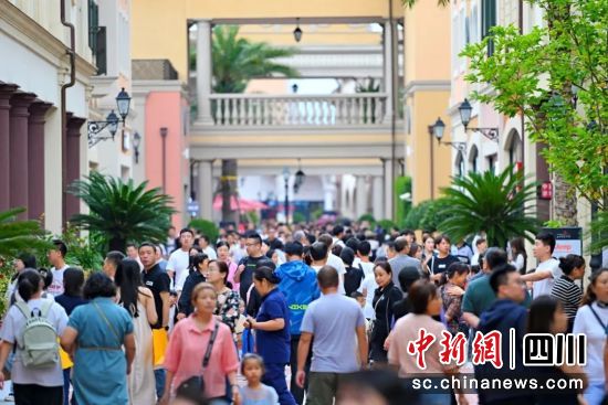 商業(yè)綜合體內(nèi)客流如織。郫都區(qū)融媒體中心供圖 商業(yè)綜合體內(nèi)客流如織。郫都區(qū)融媒體中心供圖
