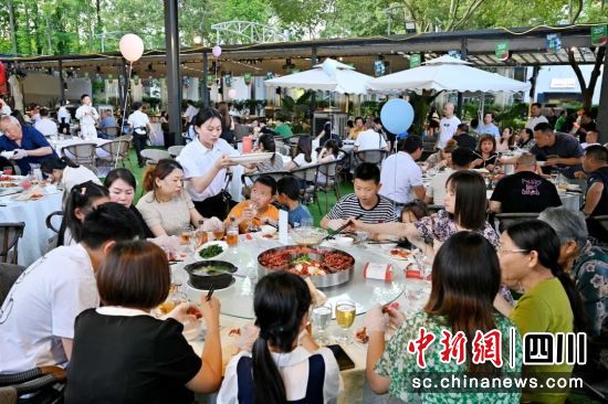 市民在飯店聚餐。郫都區(qū)融媒體中心供圖 市民在飯店聚餐。郫都區(qū)融媒體中心供圖