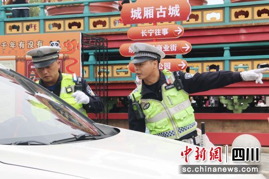 民警執(zhí)勤現(xiàn)場。四川省公安廳交警總隊供圖 民警執(zhí)勤現(xiàn)場。四川省公安廳交警總隊供圖